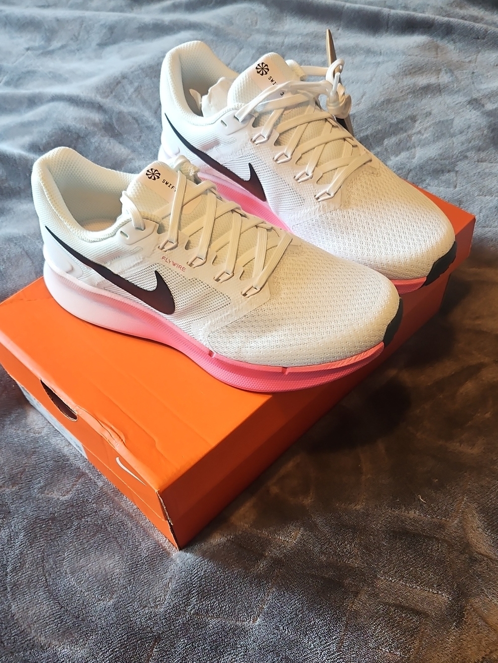 Nike Women’s White Running Shoes with Pink Midsole and Black Swoosh